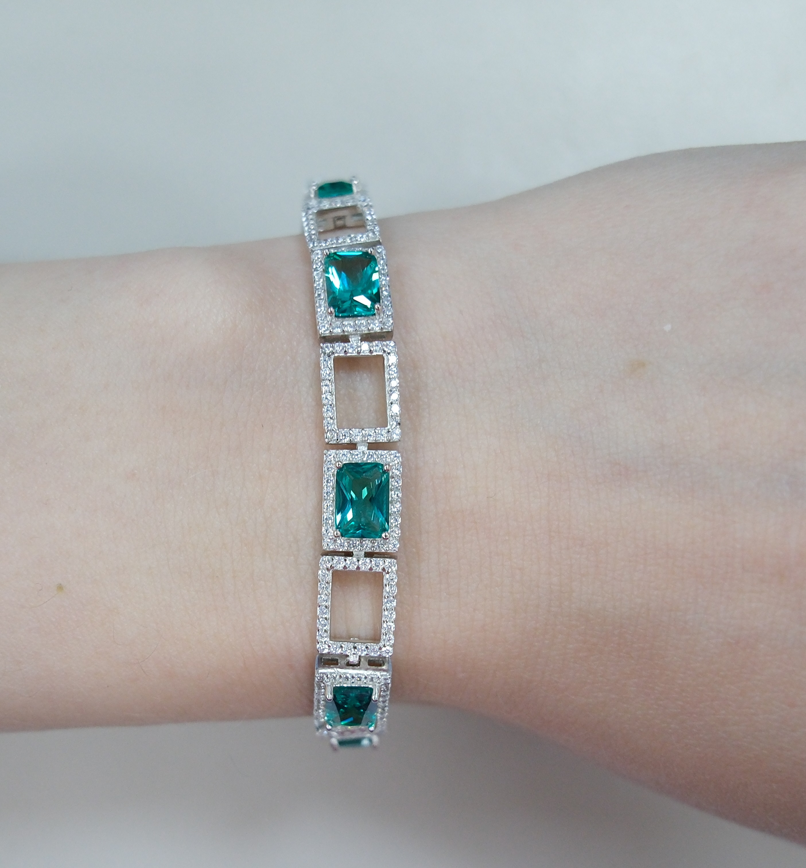 Серебряный браслет с зеленой шпинелью